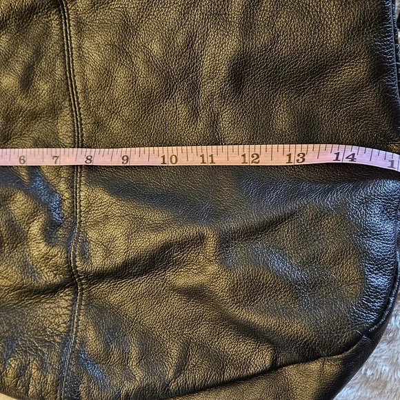 Elegant Black Leather Handbag - Picture 6 of 8